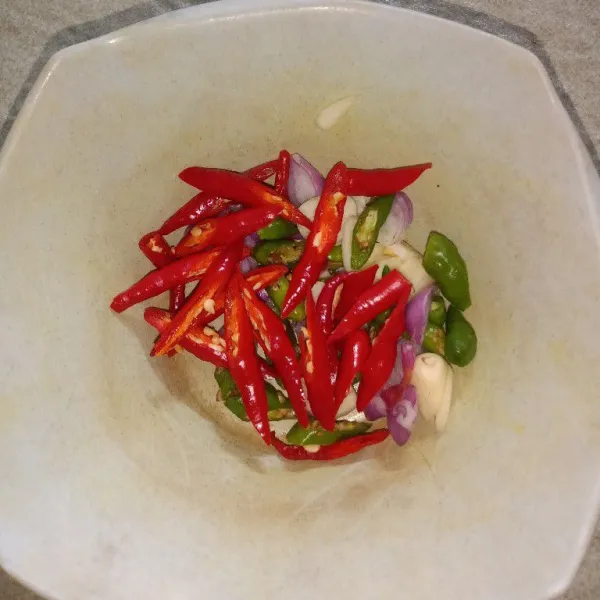 Iris bawang dan cabai.