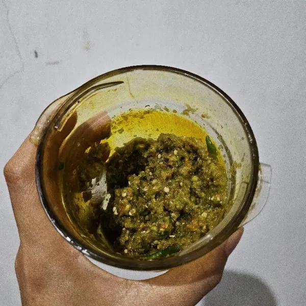 Blender cabe ijo, rawit merah serta bawang merah.