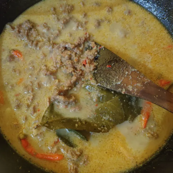 Masak hingga daging matang dan empuk, matikan api.