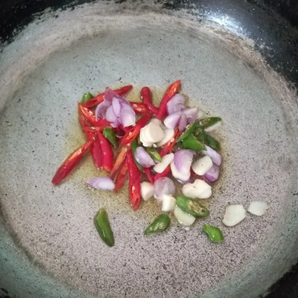 Tumis bumbu sampai matang.