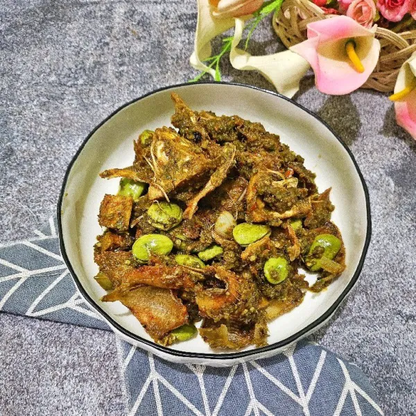 Tuang ke atas piring saji, kemudian sajikan.