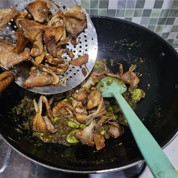 Masukkan ikan asin dan cubadak yang telah di goreng. Aduk rata.