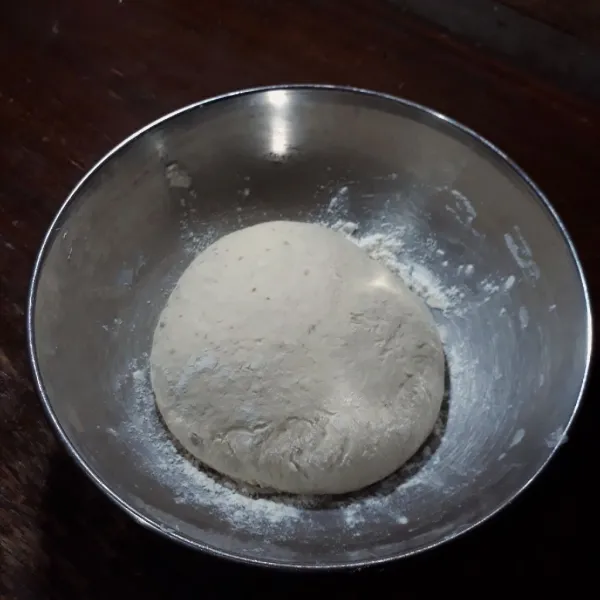 Dough : campurkan terigu, maizena, ragi, kaldu, oregano dan minyak, aduk rata. Tambahkan air sedikit demi sedikit sambil diuleni hingga kalis. Bulatkan adonan dan taburi tipis terigu. Tutup dan istirahatkan selama 1 jam hingga mengembang.