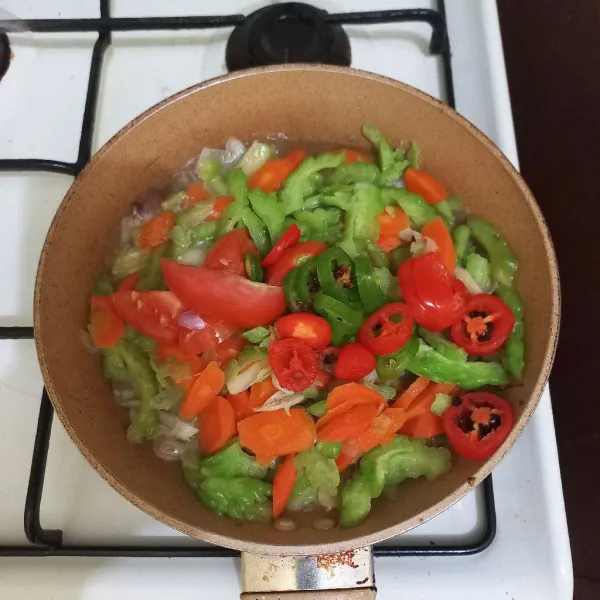 Masukkan irisan tomat dan cabe gendot, masak hingga matang.