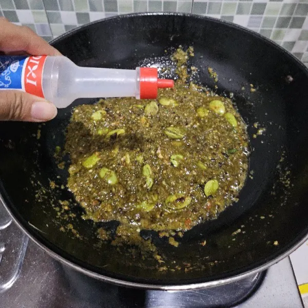 Bumbui dengan garam dan cuka masak. Aduk rata. Masak hingga set dan bau langu hilang. Koreksi rasanya kemudian matikan api.