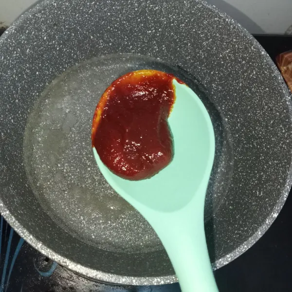 Rebus air hingga mendidih masukkan gochugaru, gochujang, kecap ikan, minyak wijen, kecap asin masak hingga mendidih.