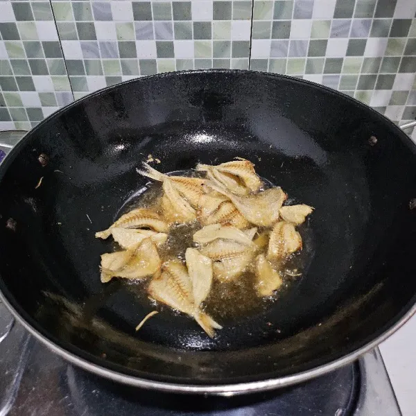 Setelah itu goreng ikan asin hingga garing dengan api kecil, lalu tiriskan.