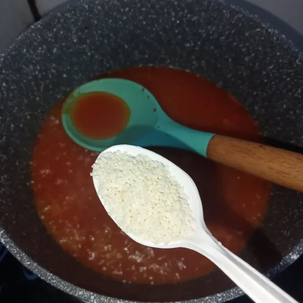 Tambahkan kaldu jamur dan madu.