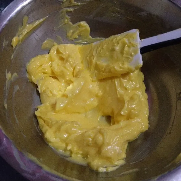 Aduk butter dan margarin pake spatula sampai tercampur rata dan lembut. Pakai butter dan margarin yang suhu kulkas tapi sudah lembut, yang masih ada sisa dinginnya.