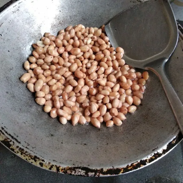 Goreng kacang sampai berwarna kecoklatan.