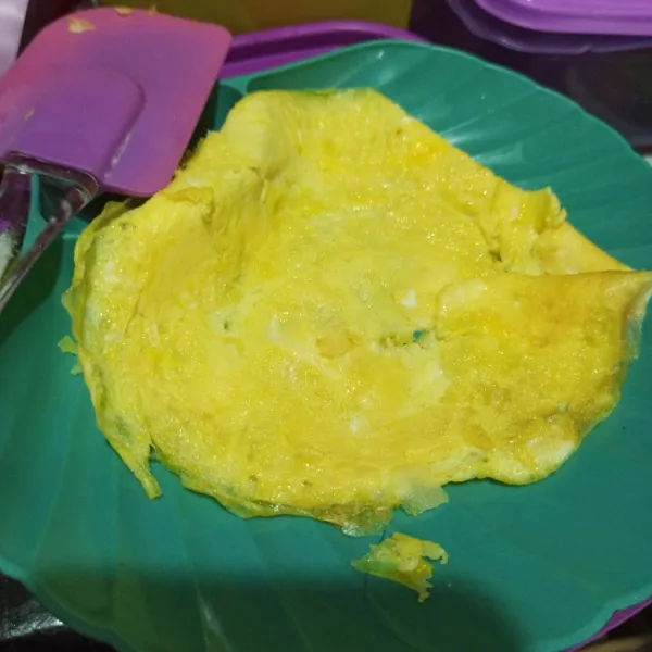 Kocok telur, lalu tambahkan lada dan garam. Bagi 2 bagian, lalu dadar di teflon.