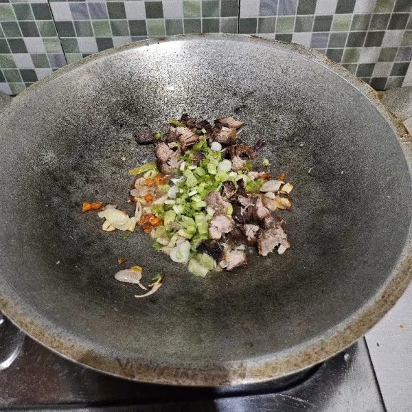 Masukkan daun bawang dan ikan tongkol, aduk rata.