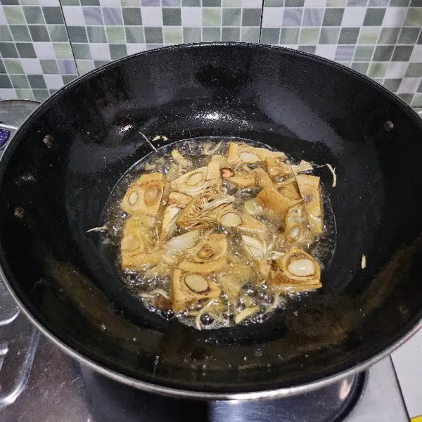 Panaskan minyak goreng, goreng nangka muda/cubadak yang sudah di rebus hibgga golden brown. Lalu tiriskan.