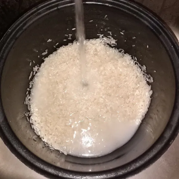 Cuci beras dan tambahkan air secukupnya .