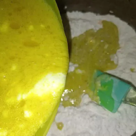 Tuang adonan tepung ke dalam mangkuk berisi air sisa ungkepan.