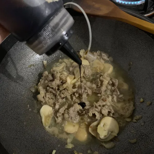 Beri kecap manis masak selama 10 menit.