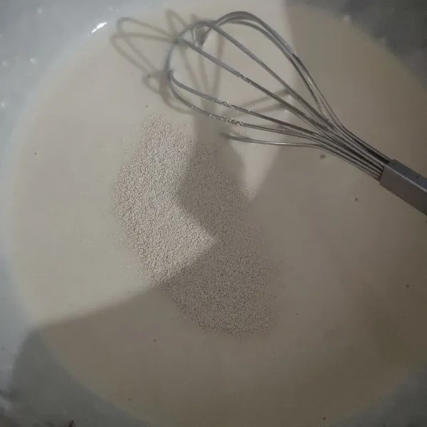 Masukan ragi instan, aduk rata.