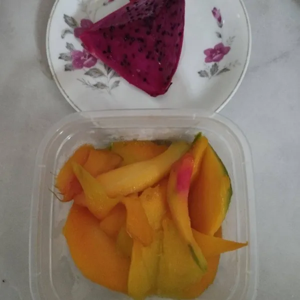 Potongan buah mangga beku dan buah naga disiapkan.
