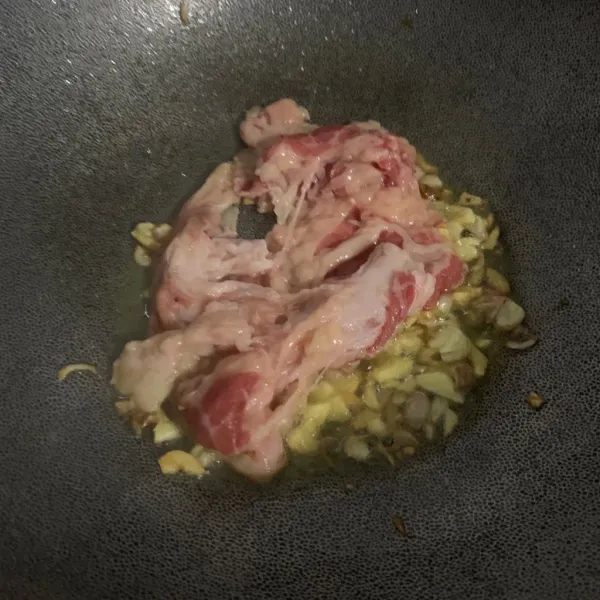 Masukkan daging sapi slice.