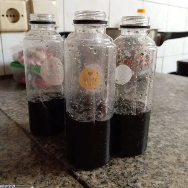 Masukkan 4 sdm jelly cincau ke dalam botol 250 ml.