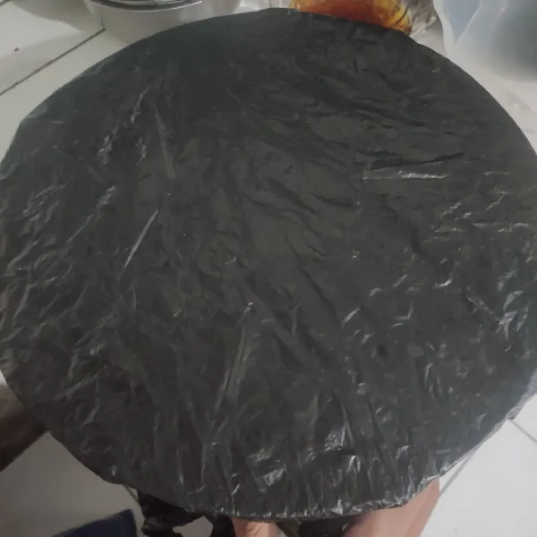 Tutup adonan dengan plastik atau kain bersih diamkan selama 30 menit.