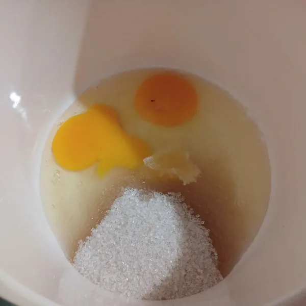 Campur telur, gula dan SP di mangkok mixer.