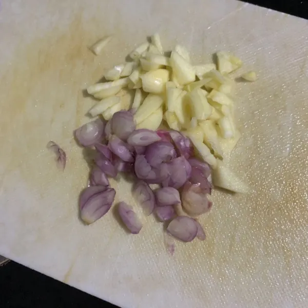 Iris tipis bahan bawang.