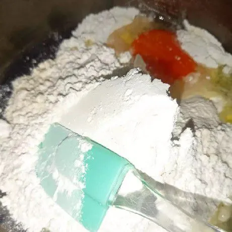 Dalam wadah takar masukkan tepung beras, tepung tapioka, telur dan santan. Aduk merata.