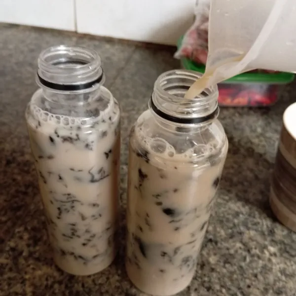 Tuang larutan cappucino ke botol. Masukkan ke dalam kulkas, siap disajikan.