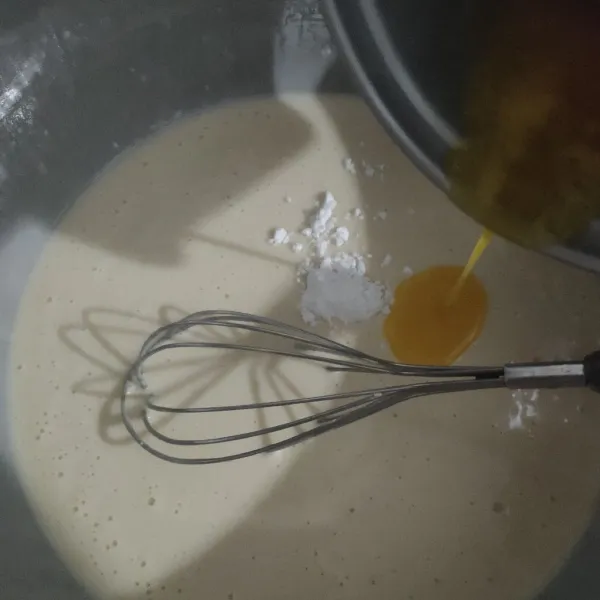 Masukan soda kue dan margarin leleh, aduk rata.