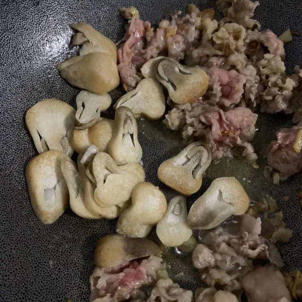 Potong jamur kancing dan campurkan.