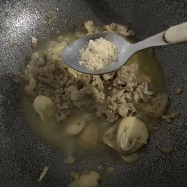 Beri garam, gula, kaldu jamur dan sedikit air.
