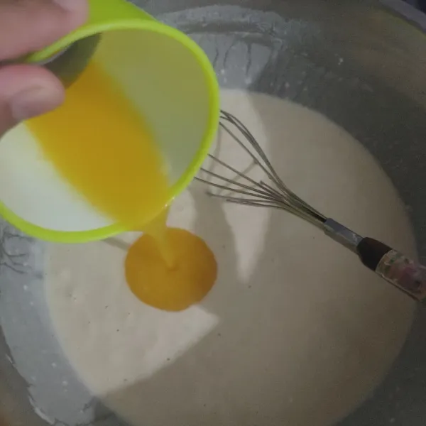 Kocok telur bersama gula pasir hingga gula larut, tuang kedalam adonan terigu, aduk rata.