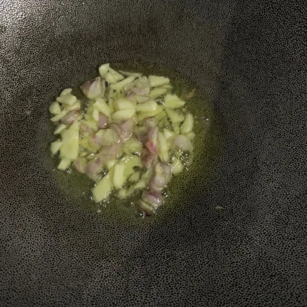 Tumis dengan sedikit minyak sampai layu.