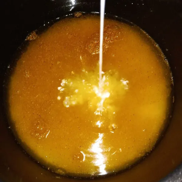 Tambahkan santan instan.