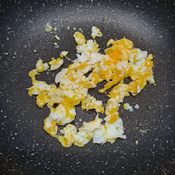 Panaskan pan dengan sedikit minyak goreng. Pecahkan telur ayam, beri sedikit garam. Buat orak-arik telur.
