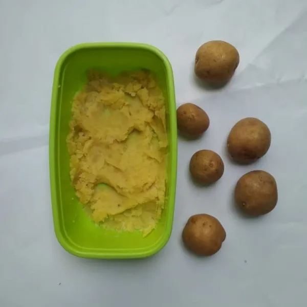 Haluskan kentang yang sudah di kukus.
