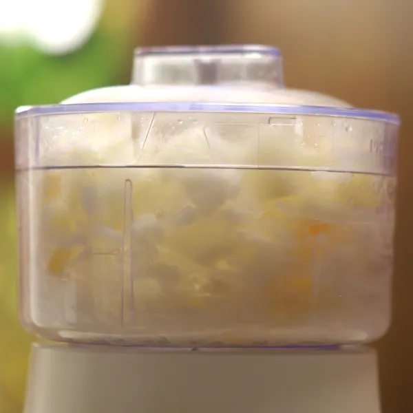 Menghaluskan Bumbu : 
Masukkan bawang bombay, bawang putih, nanas manis, dan minyak secukupnya kedalam blender. Blender hingga halus.