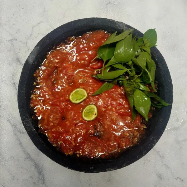 Tambahkan daun kemangi dan siap disajikan.