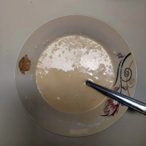 Campur semua bahan kemudian tambahkan air, aduk merata.