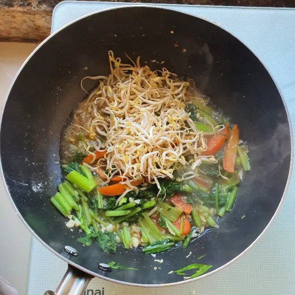 Masukkan tauge, bolak-balik, koreksi rasa, masak hingga matang.