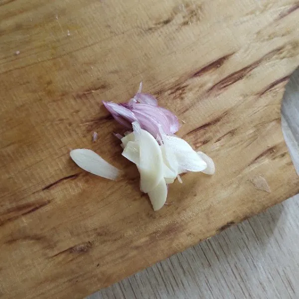 Iris-iris tipis bawang merah dan bawang putih.