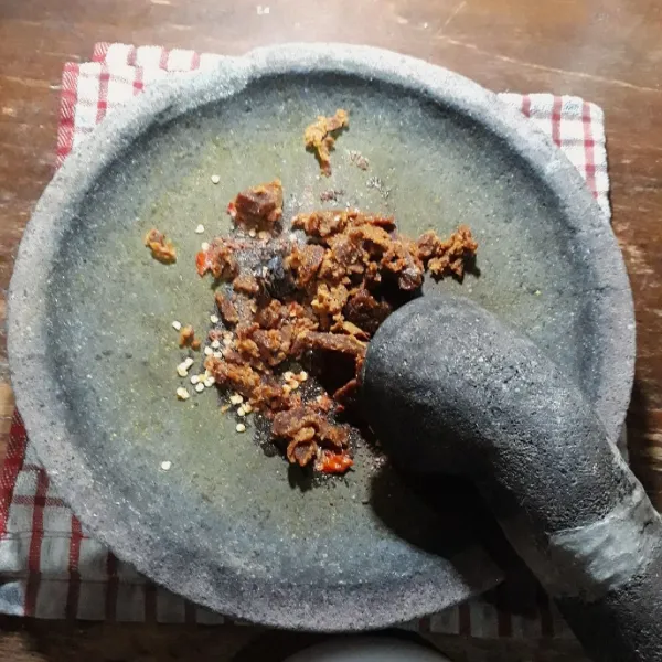 Tambahkan asam jawa dan gula merah sisir.