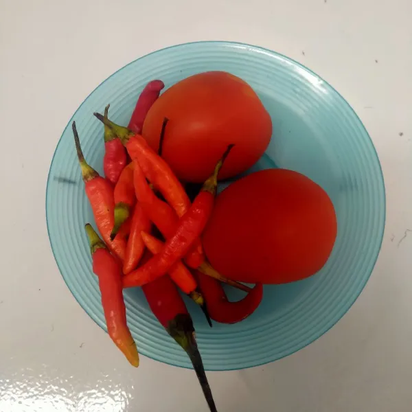 Cuci bersih tomat, cabe rawit dan cabe keriting.