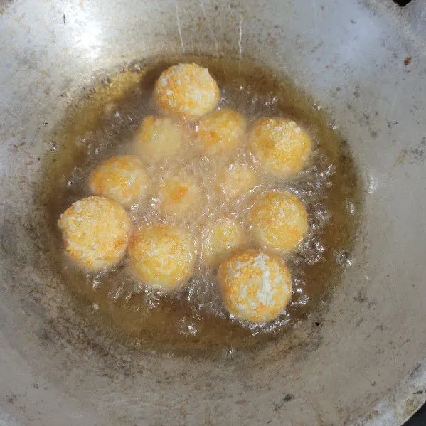 Goreng di minyak yang panas.