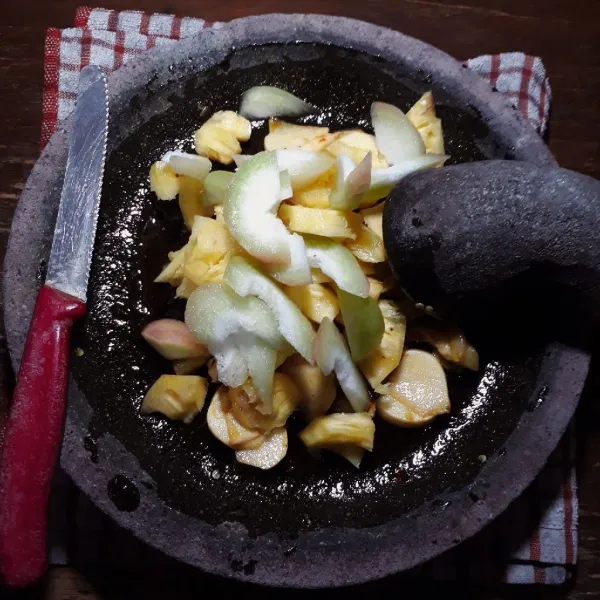 Tambahkan buah yang sudah diiris tipis.