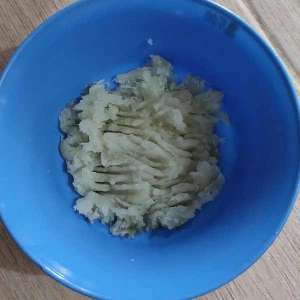 Haluskan ubi yang telah dikukus sampai empuk.