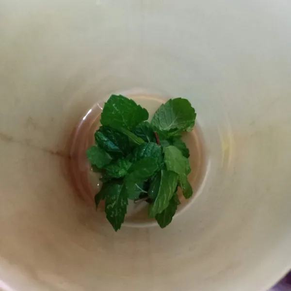 Cuci bersih daun mint. Masukkan dalam gelas ukur.
