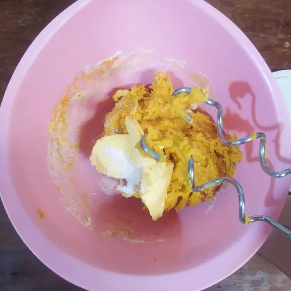 Masukkan margarin dan garam, lanjut mikser sampai kalis elastis.
