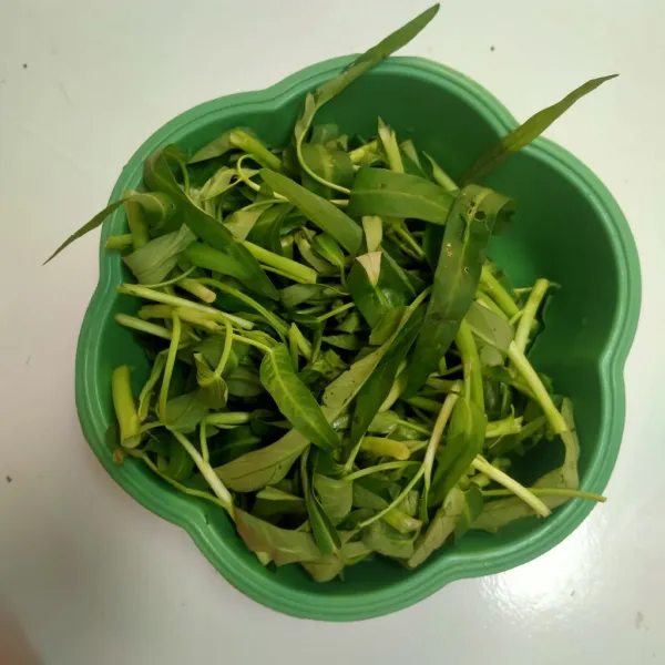 Petik dan cuci bersih kangkung.